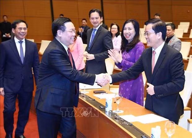 Le Président de l'Assemblée nationale, Vuong Dinh Huê, rencontre une délégation des représentations vietnamiennes à l'étranger. Photo : VNA.