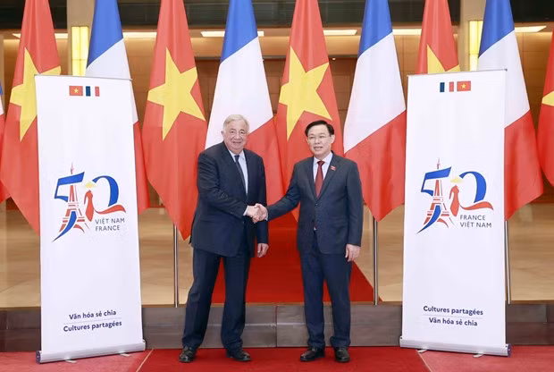 Le Président de l'Assemblée nationale vietnamienne, Vuong Dinh Huê, et le Président du Sénat français, Gérard Larcher, à la cérémonie de lancement des événements commémorant le 50e anniversaire de l'établissement des relations diplomatiques entre le Vietnam et la France à Hanoï, le 8 août 2022. Photo : VNA.