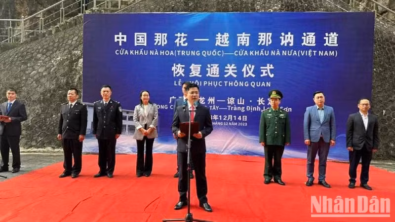 Le président du Comité populaire du district de Tràng Dinh, province de Lang Son, Vu Duc Thiên, s'exprime lors de la cérémonie de rétablissement du dédouanement pour les activités d'importation et d'exportation des marchandises. Photo : NDEL.