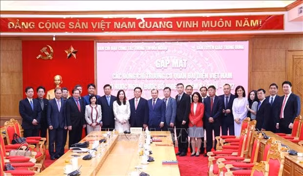Le chef de la Commission centrale de la sensibilisation et de l’éducation Nguyen Trong Nghia (centre) et les nouveaux ambassadeurs et consuls généraux vietnamiens pour le mandat 2024-2027. Photo : VNA