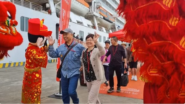 Les touristes du Zhao Shang Yi Dun foulent le sol du port de croisière international de Ha Long. Photo : VNA. 