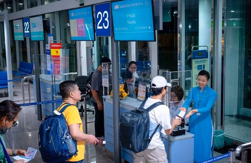 Les premiers passagers du vol inaugural VN648. Photo: VNA