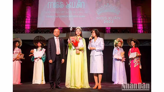 L'ambassadeur du Vietnam en France, Dinh Toàn Thang et l'ambassadrice, cheffe de la délégation permanente du Vietnam auprès de l'UNESCO, Lê Thi Hông Vân ont remis le tire « Miss Xuân » à Lê Vu Thuc Anh. Photo : NDEL.