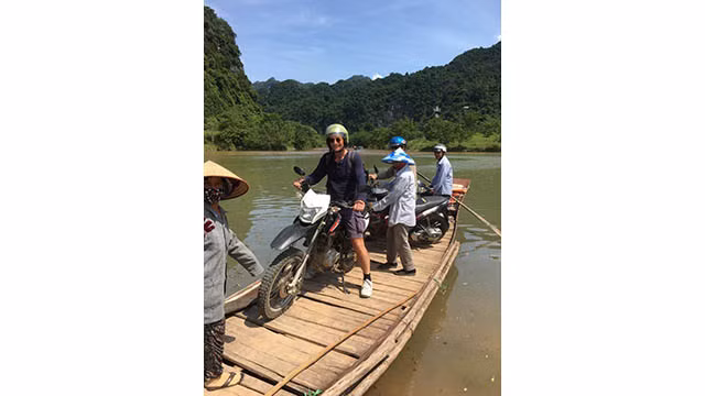Le premier après-midi à Phong Nha, la famille d'Andrew a fait une excursion en barque depuis le bourg pour explorer l'une des grottes géantes du parc national. Photo : Toquoc.vn Le premier après-midi à Phong Nha, la famille d'Andrew a fait une excursion en barque depuis le bourg pour explorer l'une des grottes géantes du parc national. Photo : Toquoc.vn