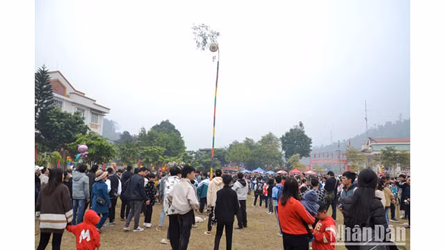 Le jeu de lancer de balles d’étoffe (« ném còn »). Photo : Quôc Hông/NDEL. Le jeu de lancer de balles d’étoffe (« ném còn »). Photo : Quôc Hông/NDEL.