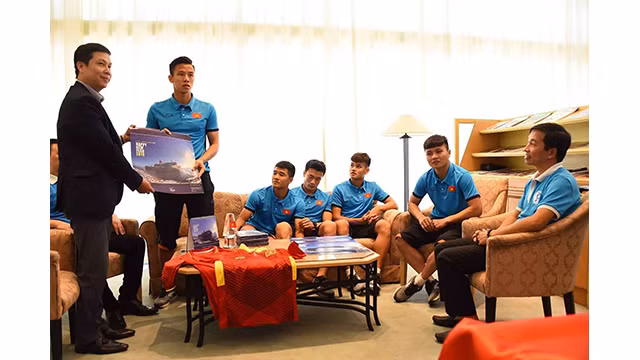 Lê Hông Quân offre des calendriers de Truong Sa et de la plate-forme DK1 à l'équipe nationale de football. Photo : baoquocte.vn Lê Hông Quân offre des calendriers de Truong Sa et de la plate-forme DK1 à l'équipe nationale de football. Photo : baoquocte.vn