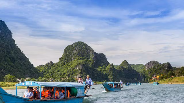 Andrew a également vécu une nouvelle expérience sur le chemin du retour lorsqu'il a choisi de traverser la rivière sur une barque. Photo : Toquoc.vn