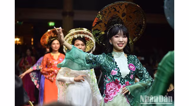 Les numéros artistiques contribuent à promouvoir la promotion des particularités culturelles et artistiques des deux pays aux amis internationaux, images de la nature, du pays, des gens et du tourisme du Vietnam. Photo : NDEL.