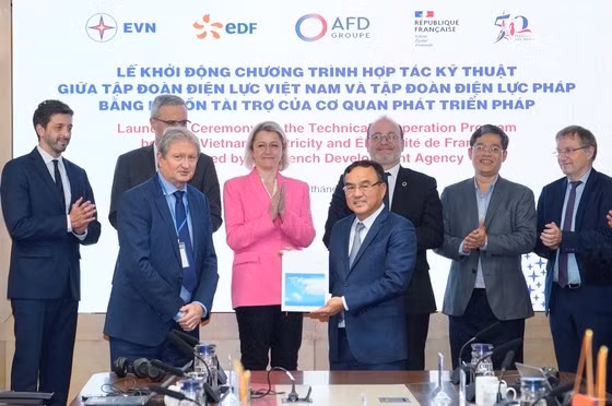 La cérémonie de lancement du programme de coopération entre Electricité du Vietnam et Electricité de France. Photo : SGGP.