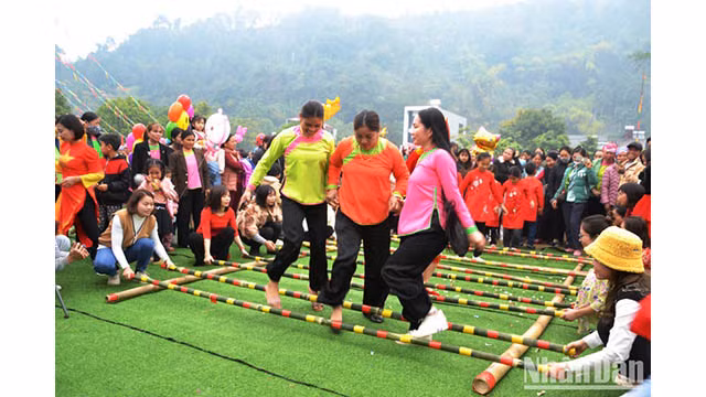 Danse de bambou traditionnelle. Photo :Quôc Hông/NDEL. Danse de bambou traditionnelle. Photo :Quôc Hông/NDEL.