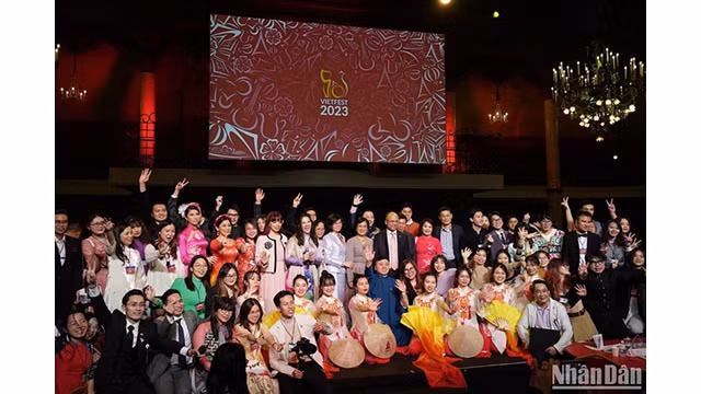L'Association des Étudiants vietnamiens en France a organisé un programme artistique ayant la plus grande envergure des 20 dernières années pour accueillir le printemps à l'occasion du Nouvel An lunaire – « Vietfest 2023 ». Photo : NDEL.