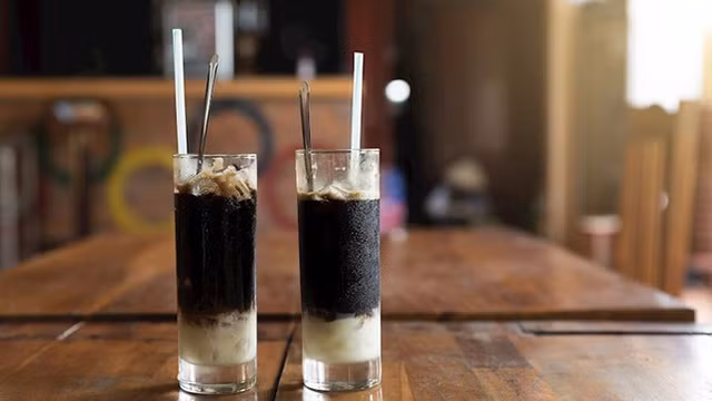 Le café est infusé dans un filtre et laissé couler lentement dans la tasse. Photo: congthuong.vn