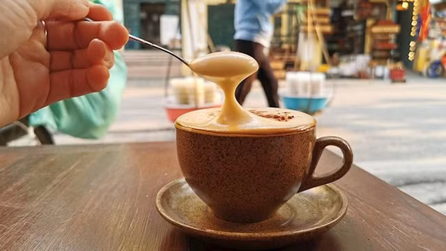 Le café aux œufs arrive à la 32e place, décrit comme « une boisson sucrée et concentrée qui combine du café Robusta noir concentré avec un jaune d'œuf et du lait condensé. Photo : congthuong.vn