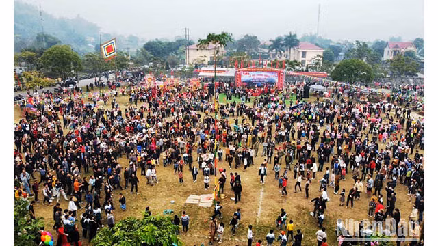 La fête de descente aux champs au début du Nouvel An a lieu sur un grand terrain de la commune de Quang Kim, attirant beaucoup de monde et de touristes. Photo : Quôc Hông/NDEL. La fête de descente aux champs au début du Nouvel An a lieu sur un grand terrain de la commune de Quang Kim, attirant beaucoup de monde et de touristes. Photo : Quôc Hông/NDEL.