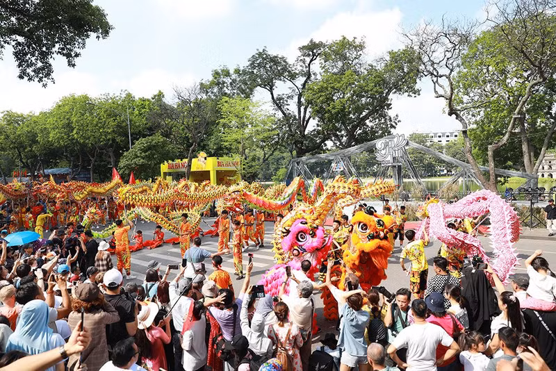 Des activités de carnaval pendant le festival d'automne de Hanoï 2023. Photo: hanoimoi.vn Des activités de carnaval pendant le festival d'automne de Hanoï 2023. Photo: hanoimoi.vn