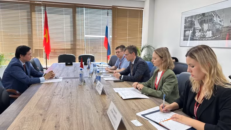 Cérémonie de signature de l'accord de coopération entre l'Institut européen de recherche et l'Université fédérale d'Extrême-Orient. Photo : nhandan;vn