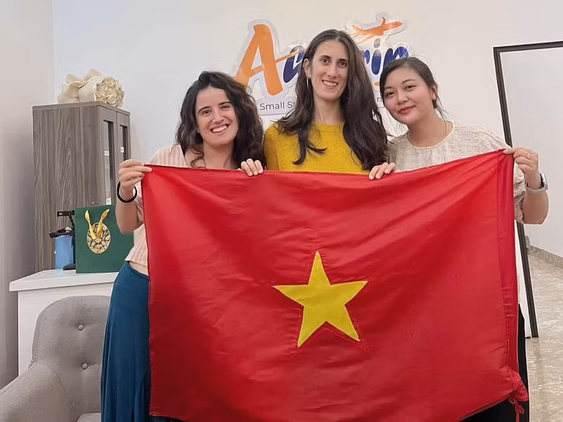 Souvenir mémorable de deux Espagnoles au Vietnam. Photo : Trân Huyên