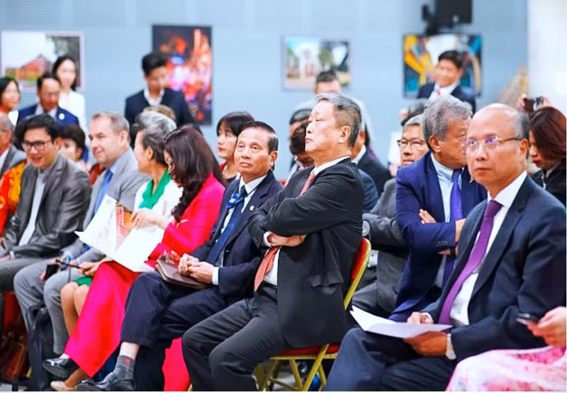 La première Journée de la culture d'entreprise vietnamienne avec pour thème « Cultures des affaires vietnamienne et européenne : Perspectives entrecroisées » s'est tenue pour la première fois en France. Photo : baovanhoa.vn