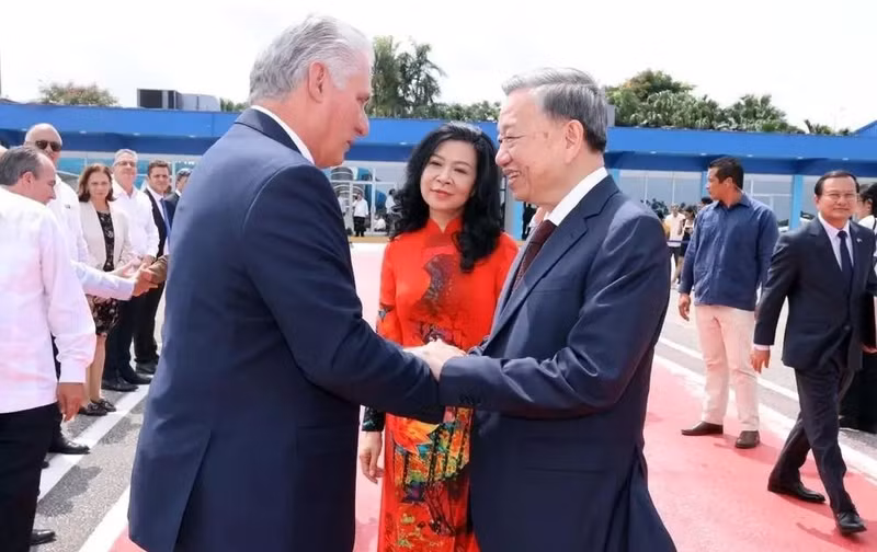 Le premier secrétaire et président Miguel Díaz-Canel Bermúdez fait ses adieux au secrétaire général et président Tô Lâm à l’aéroport international José-Martí, à La Havane, le 27 septembre. Photo : VNA.