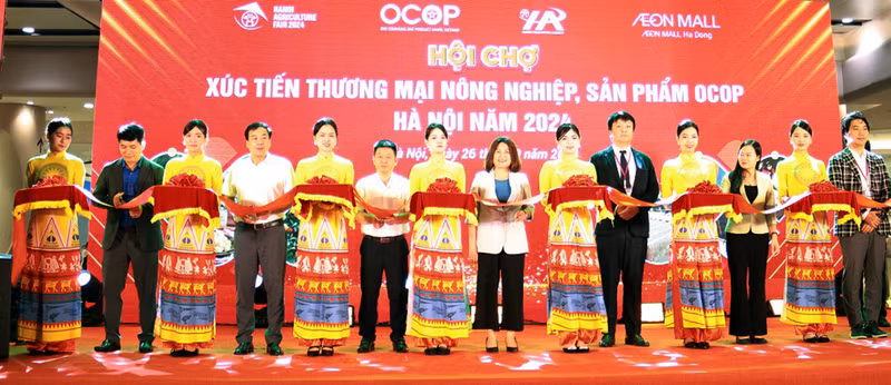 Les délégués coupent le ruban d'inauguration de la foire de promotion du commerce de l'agriculture et des produits de Hanoï OCOP 2024 au AEON MALL Hà Dông. Photo : kinhtedothi.vn