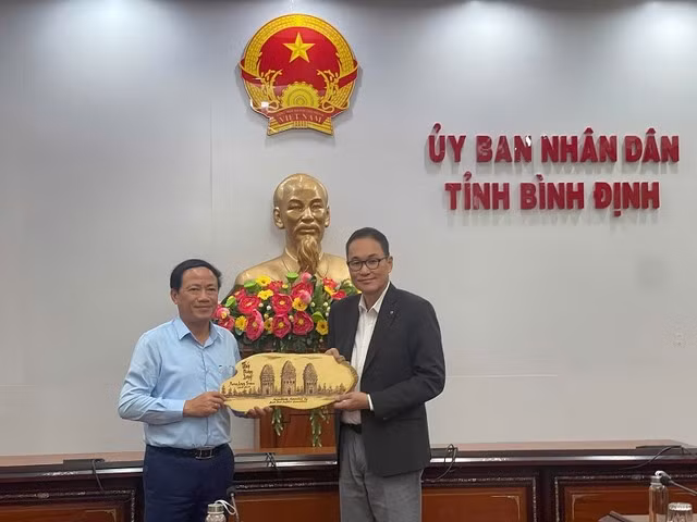 Pham Anh Tuân, président du Comité populaire provincial de Binh Dinh a offert un souvenir à M. Cheun Eung Sik, président du groupe Daewon. Photo : tinnhanhchungkhoan.vn