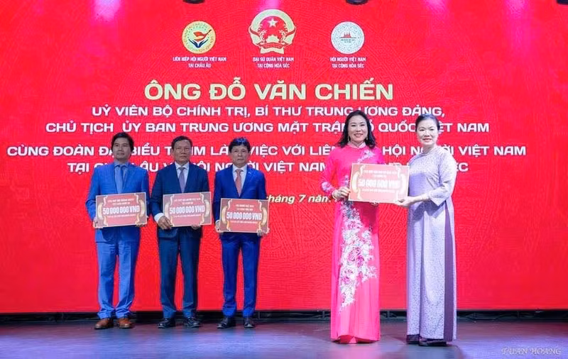 L'Union des Associations des femmes vietnamiennes en Europe fait don d'une grande maison de solidarité aux pauvres. Photo: thoidai.com.vn