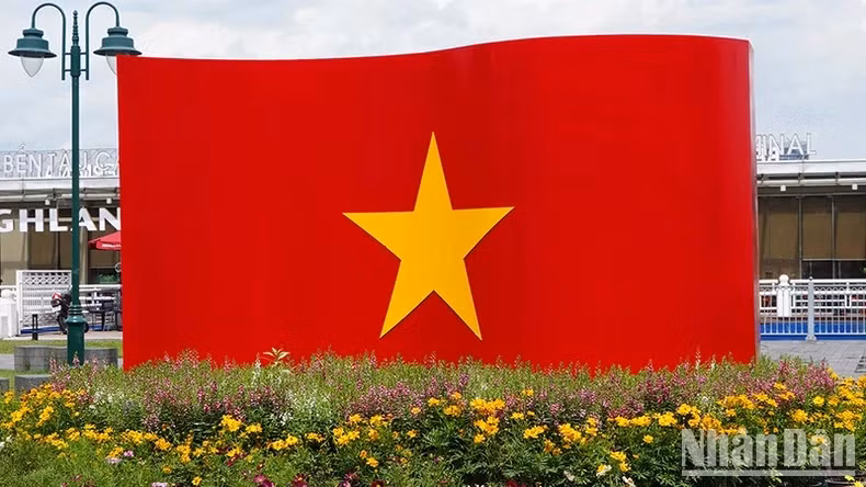 Le grand drapeau a été installé au parc de Bên Bach Dang, dans le 1er arrondissement de Hô Chi Minh-Ville, pour la Fête nationale du 2 septembre 2024. Photo : nhandan.vn 