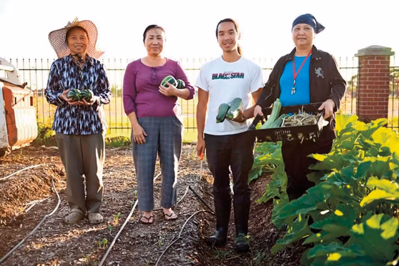 L'homme d'affaires Daniel Nguyên Hoai Tiên (deuxième à droite) accompagne les agriculteurs vietnamiens. Photo : Daniel Nguyên Hoai Tiên.
