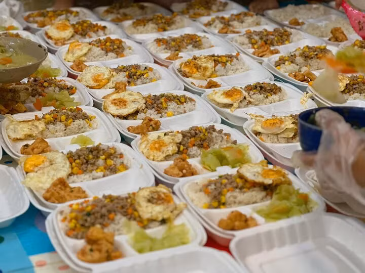 Les portions de riz chaudes et nutritives ont été envoyés aux habitants touchés par les inondations. Photo : Trân Huyên