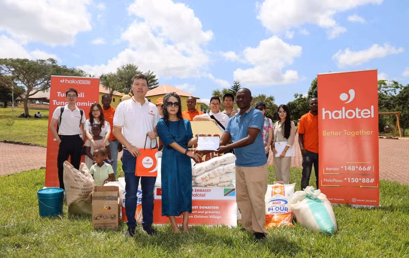 L'ambassade du Vietnam en Tanzanie, en collaboration avec la société Viettel Tanzania (Halotel), organise un programme caritatif au Village d'enfants Human Dreams à Dar es Salaam en Tanzanie. Photo : baoquocte.vn L'ambassade du Vietnam en Tanzanie, en collaboration avec la société Viettel Tanzania (Halotel), organise un programme caritatif au Village d'enfants Human Dreams à Dar es Salaam en Tanzanie. Photo : baoquocte.vn