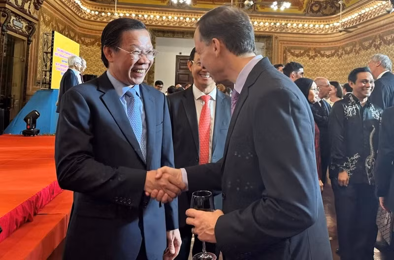 Le président du Comité populaire de Hô Chi Minh-Ville, Phan Van Mai, lors de la réunion avec les agences diplomatiques étrangères à Hô Chi Minh-Ville à l'occasion du 79e anniversaire de la fête nationale du 2 septembre. Photo : VOV