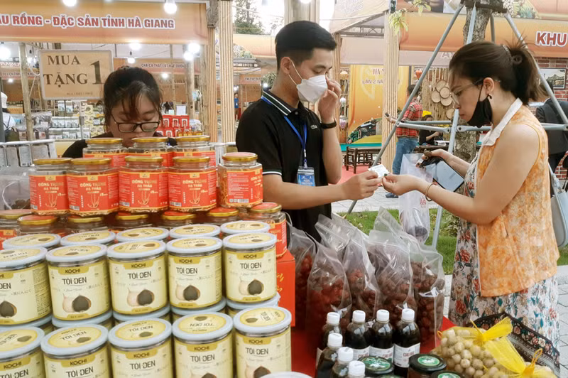 Lors de la foire, les entreprises ont présenté les produits OCOP aux consommateurs de la capitale. Photo : kinhtedothi.vn