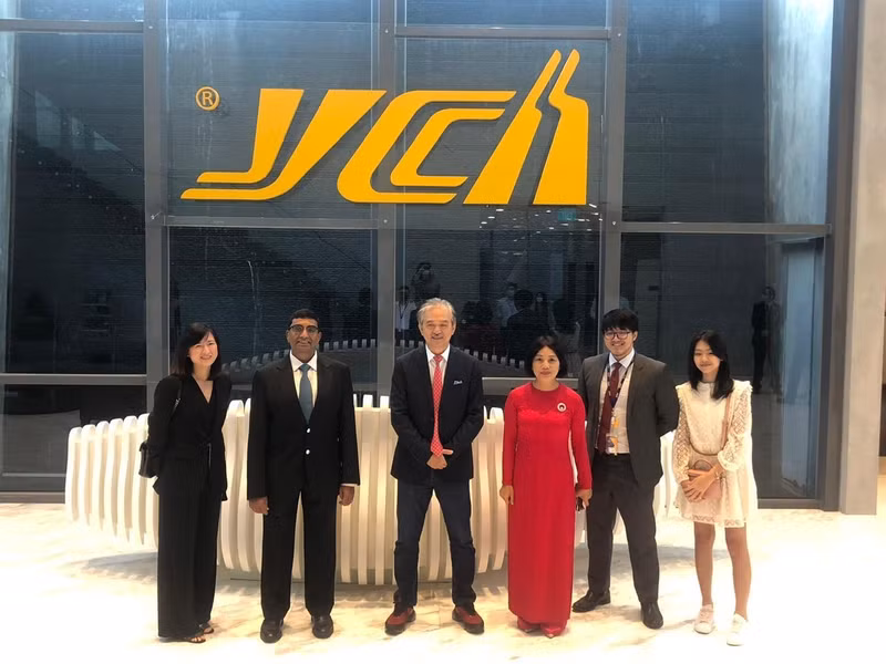 L’ambassadrice du Vietnam à Singapour, Tao Thi Thanh Huong (longue robe rouge), lors de sa rencontre avec les représentants de YCH Logistics de Singapour. Photo: PA
