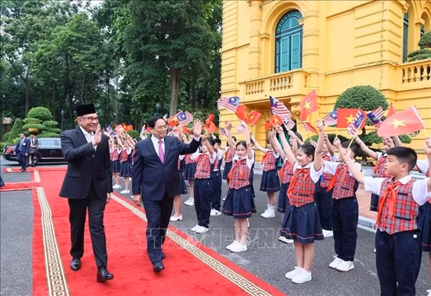 Le Premier ministre Pham Minh Chinh (à droite) et son homologue malaisien, Anwar Ibrahim. Photo : VNA.