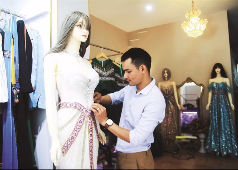 K'Jona et sa robe de mariée en brocart. Photo: thoidai