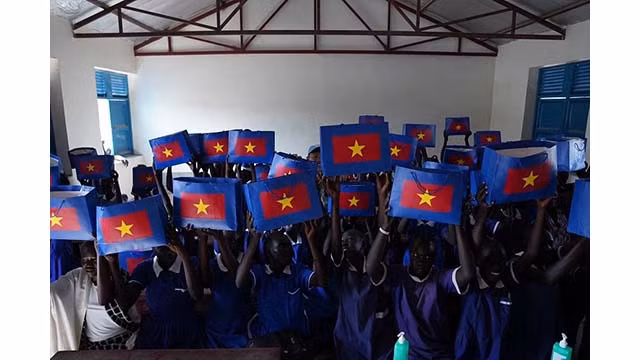 Les enfants expriment leur joie de recevoir des cadeaux de l'hôpital de campagne du Vietnam. Photo : L'hôpital de campagne du Vietnam.