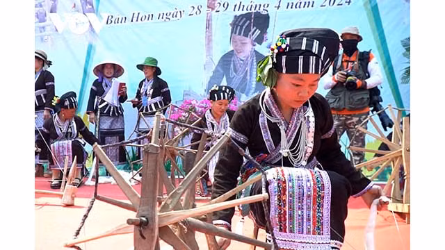 Pour les femmes de l'ethnie Lu, le métier de tissage traditionnel du brocart s'est transmis de génération en génération. Photo : VOV.