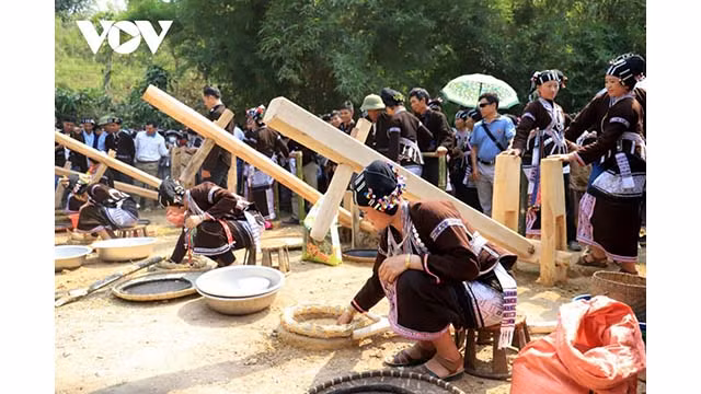 Cette année, lors du festival Su Khon Khoài, il y aura également un concours traditionnel de pilage du riz lié à la vie des gens depuis des générations. Photo : VOV.