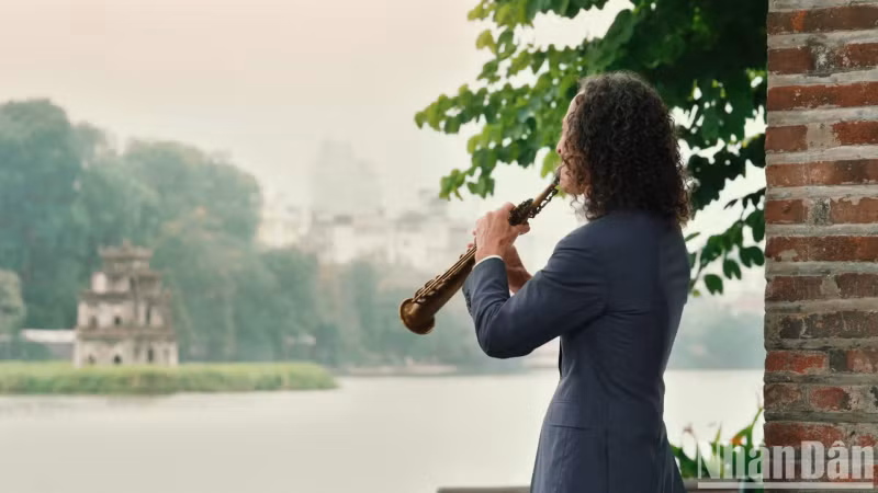 Dégustant le son du saxophone de l'artiste qui aime Hanoi. Photo : nhandan.vn