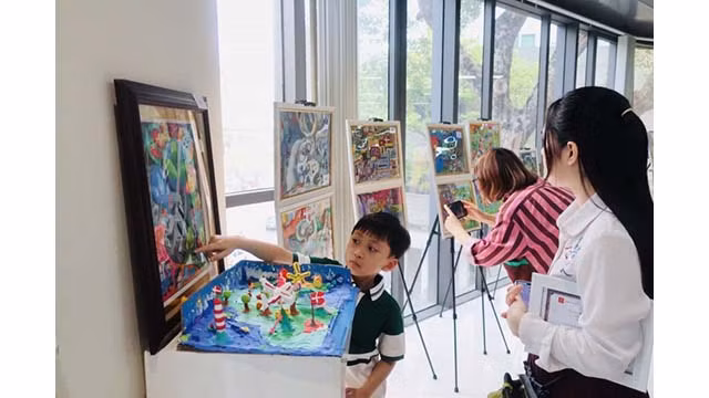 Les œuvres participant au concours attirent les spectateurs lors de l'exposition. Photo : thoidai.com.vn