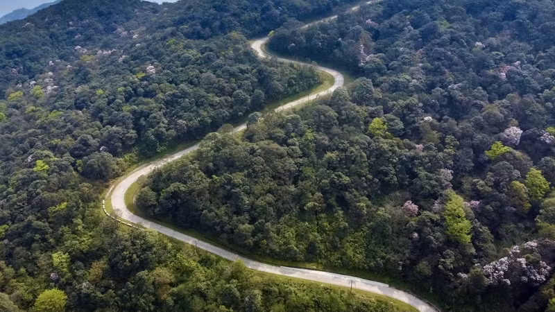 Les routes sinueuses sont sous les hautes montagnes. Photo : VOV.