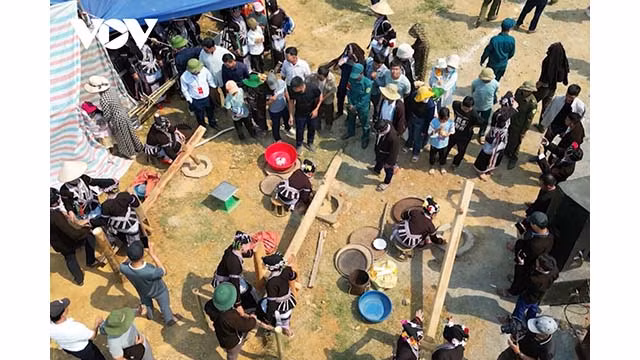 La zone de la compétition traditionnelle de pilonnage du riz attire un grand nombre de personnes. Photo : VOV.