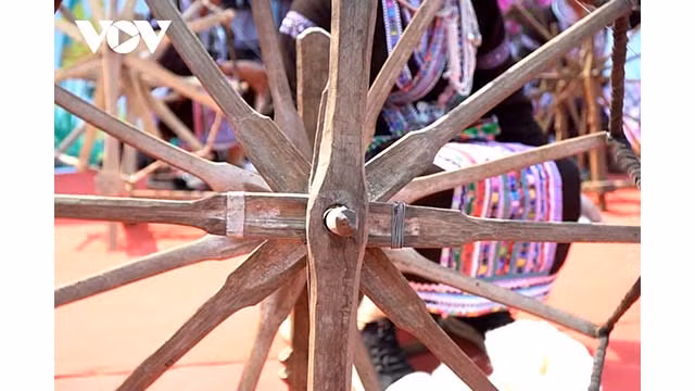 Le tissage de brocart d'aujourd'hui crée non seulement des couvertures, des oreillers, des vêtements que les femmes peuvent apporter à la maison de leur mari lorsqu'elles se marient, mais crée également d'autres produits de tissage de brocart pour les touristes. Photo : VOV.