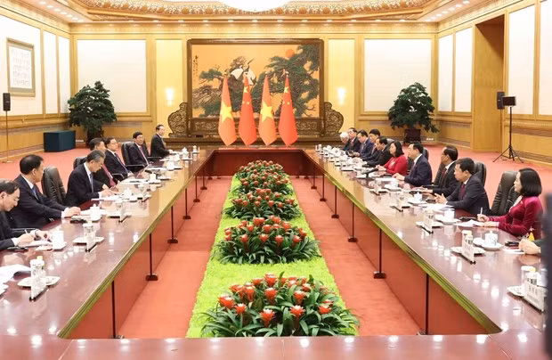 Lors de l'entrevue entre le Président de l’Assemblée nationale du Vietnam (ANV) Vuong Dinh Huê a eu une entrevue avec le Secrétaire général du Parti communiste chinois (PCC) et Président chinois Xi Jinping, à Pékin, le 8 avril. Photo : VNA.