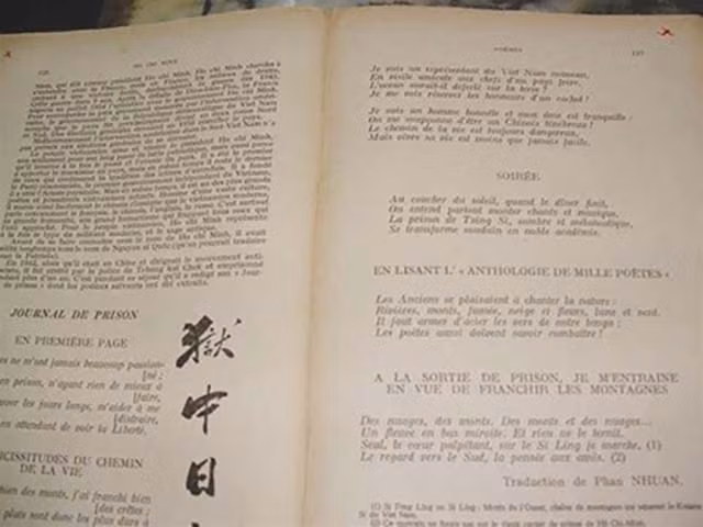 La poésie de l'Oncle Hô traduite du vietnamien vers le français par Phan Nhuân dans la revue européenne en 1961. Photo : Tienphong