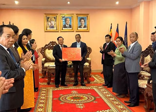 La remise de don de 2 milliards de dôngs pour soutenir les personnes en situation difficile dans deux provinces de Stung Treng et Rattanakiri. Photo : kontum.gov.vn