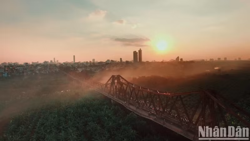 L’aube du lever du soleil sur le pont Long Biên. Photo : nhandan.vn
