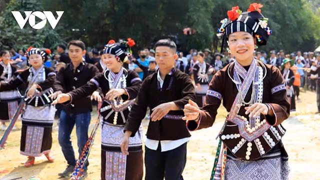 Le festival de cette année a lieu à l’occasion des jours fériés, attirant un grand nombre de touristes de partout pour participer à la fête avec les gens. Photo : VOV.