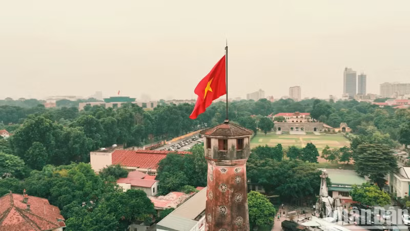 Le son du saxophone a également amené les spectateurs à la Tour du drapeau de Hanoi. Photo : nhandan.vn
