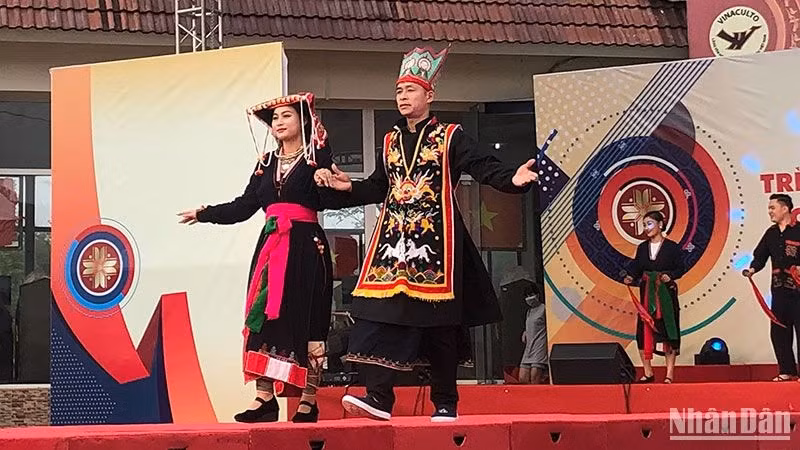 Le costume de représentation au Village culturel et touristique des minorités ethniques vietnamiennes. Photo : Nhandan.vn